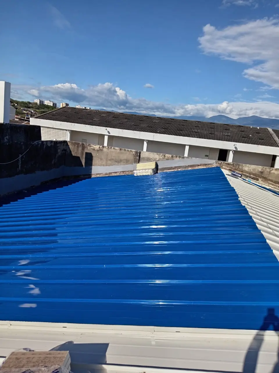 Cubierta azul nueva junto a cubierta de Eternit antigua