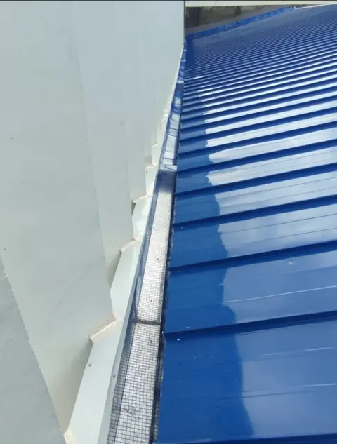 Canal perimetral con malla junto a cubierta azul