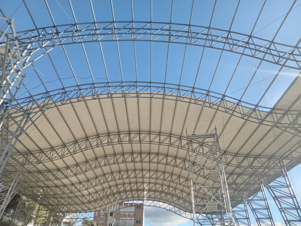 Cielo blanco de cubierta curva y estructura gris