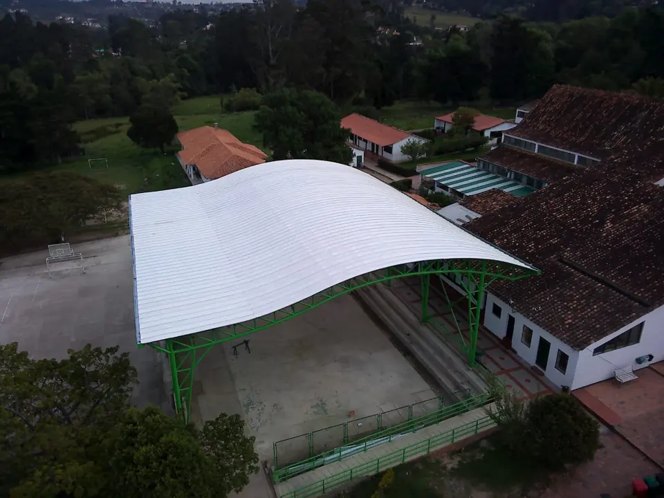 Cubierta ondulada blanca sobre cancha de colegio