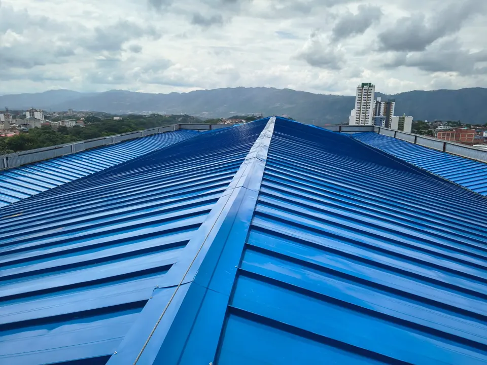 Cubierta azul a cuatro aguas con caballete sobre edificio