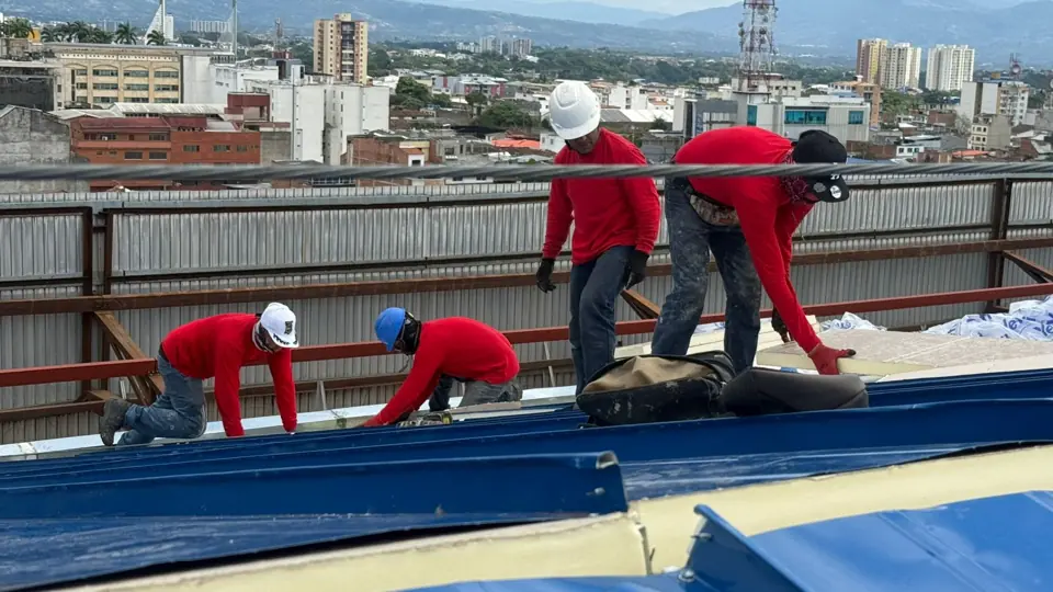 Cuadrilla instalando panel sándwich con núcleo de poliuretano
