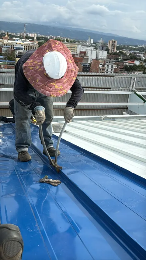 Instalador grafando la unión del panel standing seam