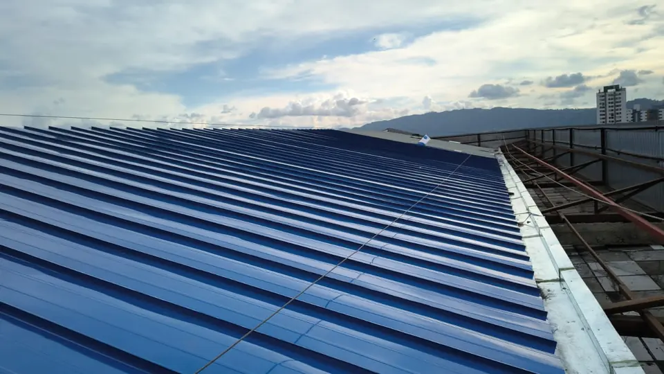 Panel azul con estructura metálica