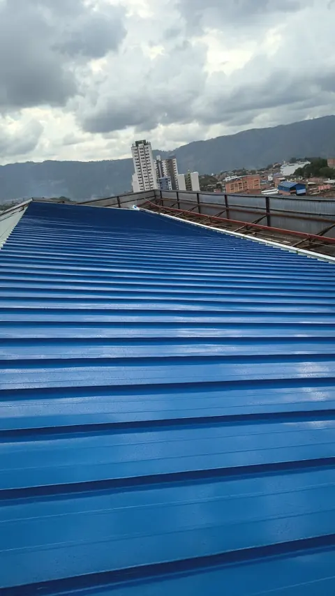 Faldón de panel sándwich azul