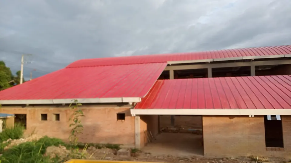 Cubierta roja recta y curva en edificación nueva