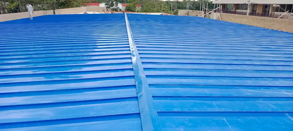 Caballete de cubierta azul con operario al fondo
