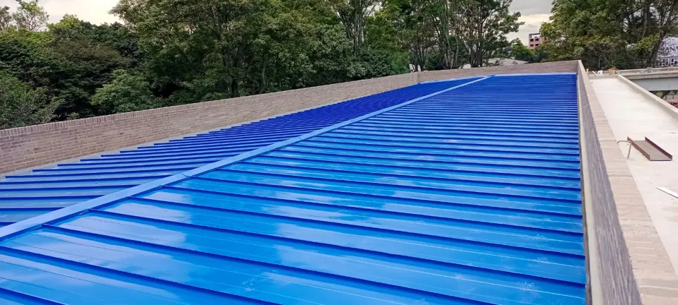 Cubierta azul junto a muro de ladrillo