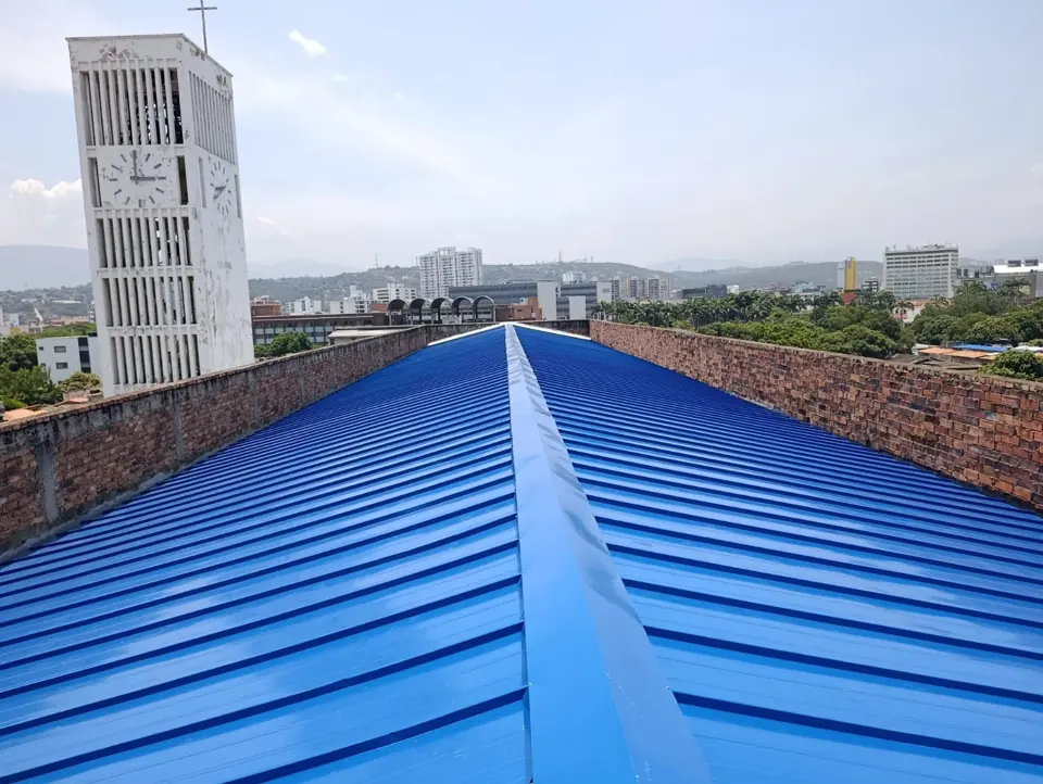 Cubierta en panel sándwich standing seam azul