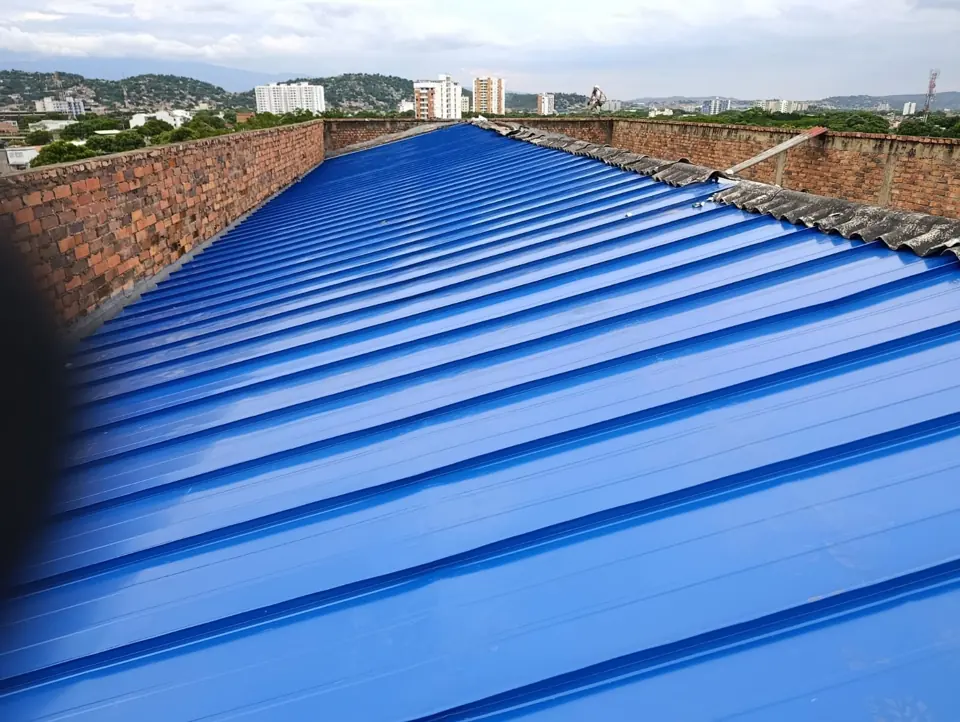 Faldón de panel standing seam entre muros de ladrillo