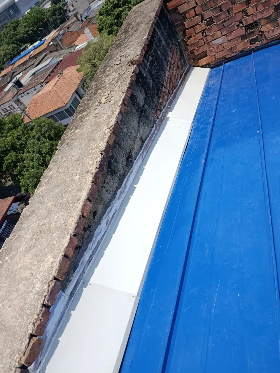 Flanche blanco sellado contra muro de ladrillo