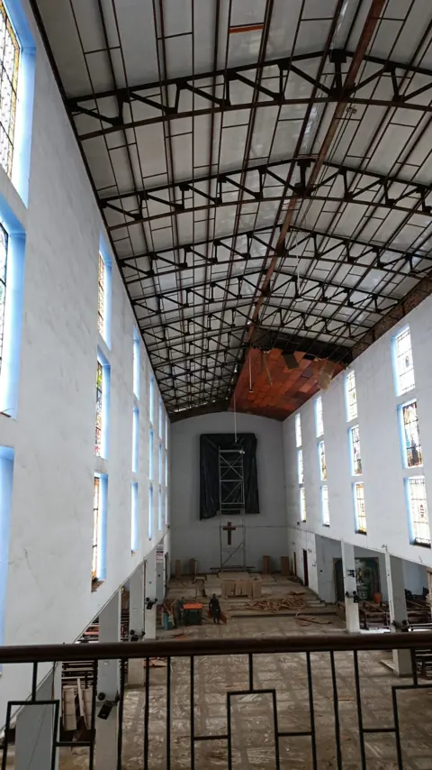 Interior del templo durante el cambio