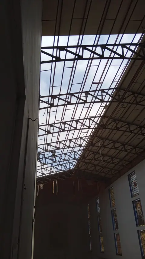 Cerchas metálicas del templo durante el cambio de cubierta